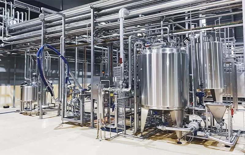 مضخات دقيقة وأجهزة استشعار في صناعة الأغذية والمشروبات: ضمان السلامة والجودة والكفاءة