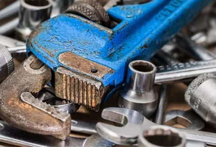 الصيانة الوقائية لمفاتيح الضغط وأجهزة الإرسال والمضخات-دليل كامل